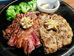 ステーキ&ハンバーグ,ステーキ,ハンバーグ,鉄板,肉,肉食,ブロッコリー,ビーフ,湯気,あつあつ,熱々,牛肉,焦げ,焼き,にんにく,ニンニク,ガーリック,レア,脂,脂質,スタミナ,洋食,タレ,meat,steak,garlic,beef,broccoli,スマホ撮影