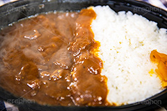 カレーライス,カレー,カリー,辛い,スパイス,夕飯,夕食,ご飯,ライス,和食,日本料理,日本食,福神漬け,弁当,コンビニ,湯気,japan,spoon,curry,フルサイズ撮影