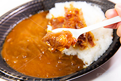 カレーライス,カレー,カリー,辛い,スパイス,夕飯,夕食,ご飯,ライス,和食,日本料理,日本食,福神漬け,弁当,コンビニ,湯気,japan,spoon,curry