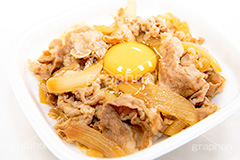 牛丼に卵,牛丼,どんぶり,ドンぶり,丼ぶり,丼,牛肉,玉ねぎ,玉葱,チェーン店,飯,ファーストフード,たまご,卵,生卵,トッピング,和食,日本料理,日本食,牛丼屋,japan,フルサイズ撮影