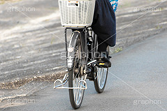 自転車,電動自転車,買い物,ママチャリ,かご,カゴ,籠,走る,走行,タイヤ,チャリ,ルール,マナー,交通,徐行,違反,距離,人物,街角,街角スナップ,スピード,サイクリング,bicycle,フルサイズ撮影