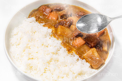 カレーライス,カレー,カリー,具,牛肉,ビーフ,辛い,スパイス,夕飯,夕食,ご飯,ライス,和食,日本料理,日本食,スプーン,湯気,japan,spoon,curry,フルサイズ撮影