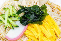 そうめん,素麺,だし,出汁,ダシ,わかめ,ワカメ,きゅうり,キュウリ,かまぼこ,蒲鉾,カマボコ,錦糸卵,ささみ,ササミ,日本料理,日本食,和食,つゆ,茹,冷やし,夏,麺料理,麺類,ぶっかけ,コンビニ,冷麦,ひやむぎ,サマー,summer,japan