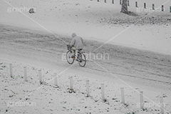 大雪,自転車,雪,寒波,吹雪,視界,冬,寒い,積雪,危険,注意,snow,winter,フルサイズ撮影