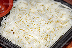 コンビニのそうめん,そうめん,素麺,だし,出汁,ダシ,日本料理,日本食,和食,つゆ,茹,冷やし,夏,麺料理,麺類,コンビニ,冷麦,ひやむぎ,サマー,summer,japan,フルサイズ撮影