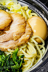 デリバリーのラーメン,デリバリー,テイクアウト,持ち帰り,家系ラーメン,とんこつ醤油ラーメン,濃厚,とんこつ,豚骨,やみつき,中華,ラーメン,らーめん,めん,そば,日本料理,日本食,和食,チャーシュー,味玉,ほうれん草,ホウレンソウ,noodle,フルサイズ撮影