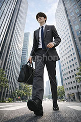 通勤,退勤,出社,サラリーマン,リーマン,ビジネス,ビル群,都会,仕事,オフィス,スーツ,ネクタイ,背広,男性,モデル,男,青年,ワイシャツ,イメージ,職場,営業,就職,就活,転職,打ち合わせ,打合せ,ミーティング,会議,取引,人物,歩く,ジャンプ,自信,気合,軽快,爽やか,さわやか,前向き,business,work,office,suit,model,image,meeting,manner,AI生成素材