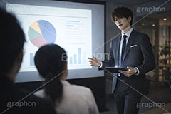 プレゼン,プレゼンテーション,プロジェクター,投影,資料,説明,成績,サラリーマン,リーマン,ビジネス,仕事,オフィス,スーツ,ネクタイ,背広,男性,モデル,男,青年,ワイシャツ,イメージ,職場,営業,就職,就活,転職,打ち合わせ,打合せ,ミーティング,会議,取引,成立,協力,人物,コミュニケーション,communication,business,work,office,suit,model,image,meeting,manner,AI生成素材