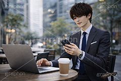 カフェで仕事,ノマド,パソコン作業,スマホ,パソコン,タイピング,カフェ,セキュリティ,サラリーマン,リーマン,ビジネス,仕事,オフィス,スーツ,ネクタイ,背広,男性,モデル,男,青年,ワイシャツ,イメージ,職場,営業,就職,就活,転職,人物,忙しい,多忙,タスク,PC,task,business,work,office,suit,model,image,cafe,security,AI生成素材