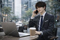 カフェで仕事,ノマド,パソコン作業,スマホ,通話,連絡,パソコン,タイピング,カフェ,セキュリティ,サラリーマン,リーマン,ビジネス,仕事,オフィス,スーツ,ネクタイ,背広,男性,モデル,男,青年,ワイシャツ,イメージ,職場,営業,就職,就活,転職,人物,忙しい,多忙,タスク,PC,task,business,work,office,suit,model,image,cafe,security,AI生成素材