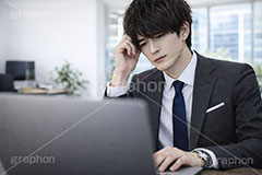 デスクワーク,パソコン作業,パソコン,タイピング,デスク,サラリーマン,リーマン,ビジネス,仕事,オフィス,スーツ,ネクタイ,背広,男性,モデル,男,青年,ワイシャツ,イメージ,職場,営業,就職,就活,転職,人物,忙しい,多忙,タスク,PC,task,business,work,office,suit,model,image,AI生成素材