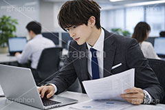 デスクワーク,パソコン作業,パソコン,タイピング,デスク,サラリーマン,リーマン,ビジネス,仕事,オフィス,スーツ,ネクタイ,背広,男性,モデル,男,青年,イケメン,ワイシャツ,イメージ,職場,営業,就職,就活,転職,人物,忙しい,多忙,タスク,PC,task,business,work,office,suit,model,image,AI生成素材