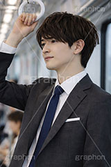 通勤,電車,車内,つり革,吊革,電車通勤,退勤,出社,サラリーマン,リーマン,ビジネス,仕事,オフィス,スーツ,ネクタイ,背広,男性,モデル,男,青年,ワイシャツ,イメージ,職場,営業,就職,就活,転職,打ち合わせ,打合せ,ミーティング,会議,取引,人物,business,work,office,suit,model,image,meeting,manner,train,AI生成素材