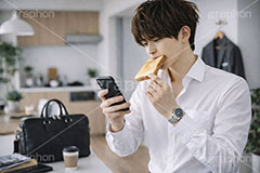 朝の支度,朝食,トースト,食パン,パン,スマホ,ながらスマホ,朝,支度,身支度,サラリーマン,リーマン,ビジネス,仕事,スーツ,ネクタイ,背広,男性,モデル,男,青年,ワイシャツ,イメージ,営業,就職,就活,転職,打ち合わせ,打合せ,ミーティング,会議,取引,人物,business,work,office,suit,model,image,meeting,manner,morning,AI生成素材