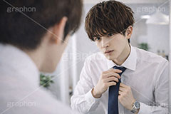 朝の支度,朝,支度,身支度,サラリーマン,リーマン,ビジネス,仕事,スーツ,ネクタイ,背広,男性,モデル,男,青年,ワイシャツ,イメージ,営業,就職,就活,転職,打ち合わせ,打合せ,ミーティング,会議,取引,人物,business,work,office,suit,model,image,meeting,manner,morning,AI生成素材