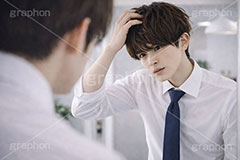 朝の支度,朝,ヘアセット,ヘアスタイル,スタイリング,鏡,支度,身支度,サラリーマン,リーマン,ビジネス,仕事,スーツ,ネクタイ,背広,男性,モデル,男,青年,ワイシャツ,イメージ,営業,就職,就活,転職,打ち合わせ,打合せ,ミーティング,会議,取引,人物,business,work,office,suit,model,image,meeting,manner,morning,mirror,AI生成素材