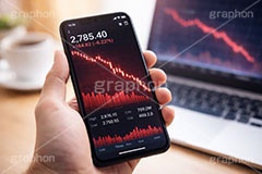 チャート暴落,チャート,スマホ,スマートフォン,携帯電話,パソコン,ノートパソコン,株,株価,株価指数,上昇,急騰,下落,暴落,家計,積立,積み立て,投資,企業,決算,円安,仮想通貨,不動産,金利,グラフ,トレード,ローソク足,資産,金,お金,マネー,損失,NISA,経済,ニュース,記事,news,GDP,PC,chart,graph,money,trade,AI生成素材