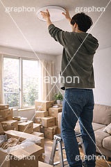 新生活,引っ越し,引越し,一人暮らし,就職,入学,卒業,荷物,荷造り,荷ほどき,荷解き,片付け,片づけ,作業,段ボール,ダンボール,照明,ライト,シーリングライト,設置,取付,ワンルーム,アパート,人物,男性,男,AI生成素材
