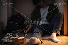 大学の洗礼,洗礼,飲み会,新歓,コンパ,酒,酔い,酔っ払い,新生活,一人暮らし,就職,入学,卒業,玄関,鍵,靴,はだし,倒れる,ワンルーム,アパート,人物,男性,男,AI生成素材