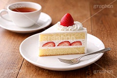 苺のショートケーキ,ケーキ,いちご,イチゴ,苺,ストロベリー,ショートケーキ,生クリーム,砂糖,クリーム,スイート,デザート,スイーツ,フォーク,甘い,洋菓子,菓子,お菓子,ティーカップ,紅茶,sweet,cream,strawberry,cake,dessert,fork,AI生成素材