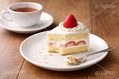 食べかけのケーキ,食べかけ,途中,苺のショートケーキ,ケーキ,いちご,イチゴ,苺,ストロベリー,ショートケーキ,生クリーム,砂糖,クリーム,スイート,デザート,スイーツ,フォーク,甘い,洋菓子,菓子,お菓子,ティーカップ,紅茶,sweet,cream,strawberry,cake,dessert,fork,AI生成素材