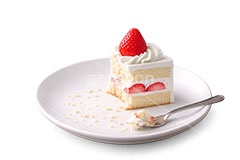 食べかけのケーキ,食べかけ,途中,苺のショートケーキ,ケーキ,いちご,イチゴ,苺,ストロベリー,ショートケーキ,生クリーム,砂糖,クリーム,スイート,デザート,スイーツ,フォーク,甘い,洋菓子,菓子,お菓子,ティーカップ,紅茶,sweet,cream,strawberry,cake,dessert,fork,AI生成素材