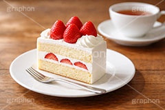 苺のショートケーキ,ケーキ,いちご,イチゴ,苺,ストロベリー,ショートケーキ,生クリーム,砂糖,クリーム,スイート,デザート,スイーツ,フォーク,甘い,洋菓子,菓子,お菓子,ティーカップ,紅茶,sweet,cream,strawberry,cake,dessert,fork,AI生成素材