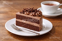 チョコレートのショートケーキ,ケーキ,チョコ,チョコレート,ショートケーキ,クリーム,スイート,デザート,スイーツ,フォーク,甘い,洋菓子,菓子,お菓子,ティーカップ,紅茶,sweet,cream,chocolate,cake,dessert,fork,AI生成素材