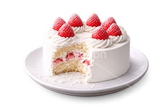 食べかけのケーキ,食べかけ,途中,苺のホールケーキ,ケーキ,いちご,イチゴ,苺,ストロベリー,ホールケーキ,ホール,生クリーム,砂糖,クリーム,スイート,デザート,スイーツ,甘い,洋菓子,菓子,お菓子,誕生日,クリスマス,1人,ぼっち,シュール,おもしろ,面白い,birthday,christmas,sweet,cream,strawberry,cake,dessert,AI生成素材