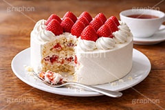 食べかけのケーキ,食べかけ,途中,苺のホールケーキ,ケーキ,いちご,イチゴ,苺,ストロベリー,ホールケーキ,ホール,生クリーム,砂糖,クリーム,スイート,デザート,スイーツ,フォーク,甘い,洋菓子,菓子,お菓子,ティーカップ,紅茶,誕生日,クリスマス,1人,ぼっち,シュール,おもしろ,面白い,birthday,christmas,sweet,cream,strawberry,cake,dessert,fork,AI生成素材