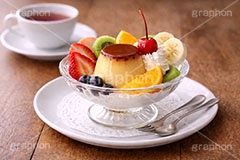 プリンアラモード,プリン,ぷりん,プディング,カラメル,喫茶店,純喫茶,カフェ,クリーム,生クリーム,フルーツ,いちご,ベリー,ブルーベリー,さくらんぼ,サクランボ,キウイ,キウイフルーツ,オレンジ,バナナ,たまご,デザート,おやつ,スイーツ,菓子,お菓子,焼菓子,焼き菓子,甘い,ティーカップ,紅茶,スプーン,フォーク,sweet,pudding,spoon,fork,AI生成素材