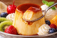 プリンアラモード,プリン,ぷりん,プディング,カラメル,喫茶店,純喫茶,カフェ,クリーム,生クリーム,アイスクリーム,フルーツ,いちご,ベリー,ブルーベリー,さくらんぼ,サクランボ,キウイ,キウイフルーツ,オレンジ,バナナ,ミント,ペパーミント,たまご,デザート,おやつ,スイーツ,菓子,お菓子,焼菓子,焼き菓子,甘い,ティーカップ,紅茶,スプーン,すくう,銀食器,sweet,pudding,spoon,mint,AI生成素材