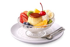 プリンアラモード,プリン,ぷりん,プディング,カラメル,喫茶店,純喫茶,カフェ,クリーム,生クリーム,フルーツ,いちご,ベリー,ブルーベリー,さくらんぼ,サクランボ,キウイ,キウイフルーツ,オレンジ,バナナ,たまご,デザート,おやつ,スイーツ,菓子,お菓子,焼菓子,焼き菓子,甘い,スプーン,フォーク,sweet,pudding,spoon,fork,AI生成素材