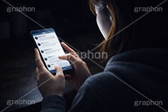 誹謗中傷,中傷,加害,加害者,開示,操作,掲示板,SNS,BBS,投稿,書き込み,こっそり,スマホ,スマートフォン,携帯,手,人物,女性,インターネット,デジタル,秘密,内緒,phone,digital,Internet,hand,computer,AI生成素材