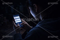 誹謗中傷,中傷,加害,加害者,開示,操作,掲示板,SNS,BBS,投稿,書き込み,こっそり,スマホ,スマートフォン,携帯,手,人物,女性,インターネット,デジタル,秘密,内緒,phone,digital,Internet,hand,computer,AI生成素材