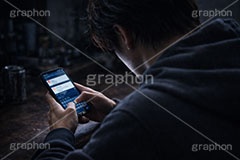 誹謗中傷,中傷,加害,加害者,開示,操作,掲示板,SNS,BBS,投稿,書き込み,こっそり,スマホ,スマートフォン,携帯,手,人物,男性,インターネット,デジタル,秘密,内緒,phone,digital,Internet,hand,computer,AI生成素材