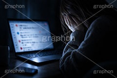 誹謗中傷,中傷,被害,被害者,開示,操作,掲示板,SNS,BBS,投稿,書き込み,こっそり,キーボード,パソコン,PC,手,人物,女性,インターネット,デジタル,秘密,内緒,keyboard,digital,Internet,hand,computer,AI生成素材