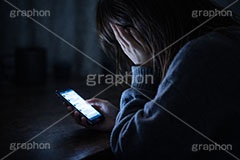 誹謗中傷,中傷,被害,被害者,開示,操作,掲示板,SNS,BBS,投稿,書き込み,こっそり,スマホ,スマートフォン,携帯,手,人物,女性,インターネット,デジタル,秘密,内緒,phone,digital,Internet,hand,computer,AI生成素材