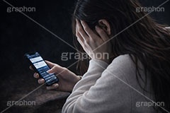 誹謗中傷,中傷,被害,被害者,開示,操作,掲示板,SNS,BBS,投稿,書き込み,こっそり,スマホ,スマートフォン,携帯,手,人物,女性,インターネット,デジタル,秘密,内緒,phone,digital,Internet,hand,computer,AI生成素材