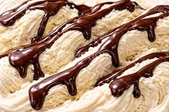 チョコレートソース,チョコレート,チョコ,バニラアイス,アイスクリーム,バニラ,ソフトクリーム,アイス,クリーム,フレーバー,清凉,夏,涼,冷,スイーツ,デザート,おやつ,菓子,お菓子,冷菓子,甘い,カロリー,テクスチャー,テクスチャ,垂れ,texture,sweet,summer,icecream,ice,chocolate,vanilla,AI生成素材