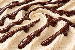 チョコレートソース,チョコレート,チョコ,バニラアイス,アイスクリーム,バニラ,ソフトクリーム,アイス,クリーム,フレーバー,清凉,夏,涼,冷,スイーツ,デザート,おやつ,菓子,お菓子,冷菓子,甘い,カロリー,テクスチャー,テクスチャ,垂れ,texture,sweet,summer,icecream,ice,chocolate,vanilla,AI生成素材