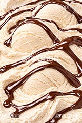 チョコレートソース,チョコレート,チョコ,バニラアイス,アイスクリーム,バニラ,ソフトクリーム,アイス,クリーム,フレーバー,清凉,夏,涼,冷,スイーツ,デザート,おやつ,菓子,お菓子,冷菓子,甘い,カロリー,テクスチャー,テクスチャ,垂れ,texture,sweet,summer,icecream,ice,chocolate,vanilla,AI生成素材