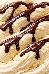 チョコレートソース,チョコレート,チョコ,バニラアイス,アイスクリーム,バニラ,ソフトクリーム,アイス,クリーム,フレーバー,清凉,夏,涼,冷,スイーツ,デザート,おやつ,菓子,お菓子,冷菓子,甘い,カロリー,テクスチャー,テクスチャ,垂れ,texture,sweet,summer,icecream,ice,chocolate,vanilla,AI生成素材