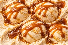 キャラメルソース,キャラメル,バニラアイス,アイスクリーム,バニラ,ソフトクリーム,アイス,クリーム,フレーバー,清凉,夏,涼,冷,スイーツ,デザート,おやつ,菓子,お菓子,冷菓子,甘い,カロリー,テクスチャー,テクスチャ,垂れ,texture,sweet,summer,icecream,ice,caramel,vanilla,AI生成素材