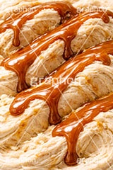 キャラメルソース,キャラメル,バニラアイス,アイスクリーム,バニラ,ソフトクリーム,アイス,クリーム,フレーバー,清凉,夏,涼,冷,スイーツ,デザート,おやつ,菓子,お菓子,冷菓子,甘い,カロリー,テクスチャー,テクスチャ,垂れ,texture,sweet,summer,icecream,ice,caramel,vanilla,AI生成素材