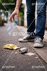 ポイ捨て,ゴミ拾い,拾う,捨てる,ポイ捨て,ごみ,ゴミ,ルール,マナー,空き缶,ペットボトル,路上,罪,悪,ダスト,人物,男性,男,dust,manner,rule,AI生成素材