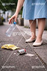 ポイ捨て,ゴミ拾い,拾う,捨てる,ポイ捨て,ごみ,ゴミ,ルール,マナー,空き缶,ペットボトル,路上,罪,悪,ダスト,人物,女性,女,dust,manner,rule,AI生成素材