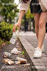 ポイ捨て,ゴミ拾い,拾う,捨てる,ポイ捨て,ごみ,ゴミ,ルール,マナー,空き缶,ペットボトル,路上,罪,悪,ダスト,人物,女性,女,dust,manner,rule,AI生成素材