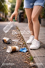 ポイ捨て,ゴミ拾い,拾う,捨てる,ポイ捨て,ごみ,ゴミ,ルール,マナー,空き缶,ペットボトル,路上,罪,悪,ダスト,人物,女性,女,dust,manner,rule,AI生成素材