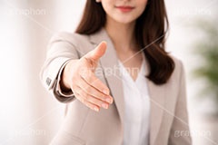 握手,君と握手！,紹介,自己紹介,初対面,顔合せ,顔合わせ,会,サラリーマン,リーマン,ビジネス,仕事,オフィス,スーツ,女性,女,手,イメージ,職場,営業,就職,就活,転職,打ち合わせ,打合せ,ミーティング,会議,取引,成立,協力,人物,コミュニケーション,business,work,office,suit,hand,image,meeting,manner,communication,AI生成素材